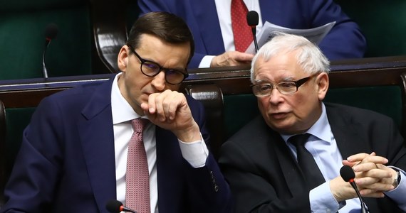 Premier Mateusz Morawiecki ucieka przed inflacją w obligacje skarbowe. Z jego opublikowanego dziś oświadczenia majątkowego wynika, że szef rządu niemal całkowicie pozbył się gotówki. Z kolei oszczędności prezesa PiS Jarosława Kaczyńskiego w ciągu roku bardzo wzrosły. Jednym z najlepiej zarabiających polityków w Polsce stał się Zbigniew Ziobro. 