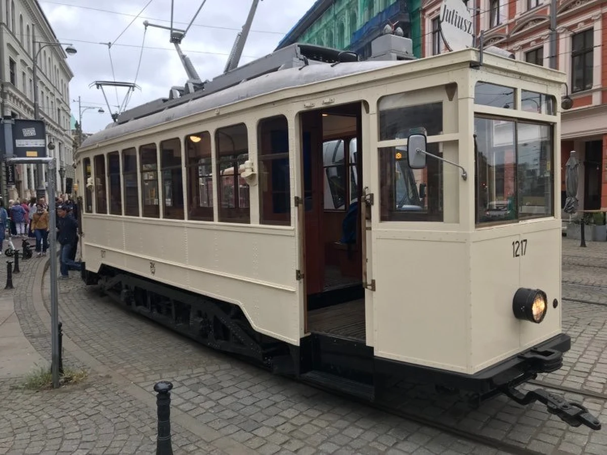 Wrocławskie Linie Turystyczne ​WRO-TA - to nowa marka promująca w mieście zabytkowe pojazdy i zabytkową infrastrukturę. Już od najbliższej niedzieli tramwaje i autobusy sprzed lat będą zabierać wrocławian i odwiedzających miasto gości w niezwykłą podróż. Będzie można podczas niej zobaczyć turystyczne perełki stolicy Dolnego Śląska. Na wybranych kursach dostępny będzie także przewodnik.