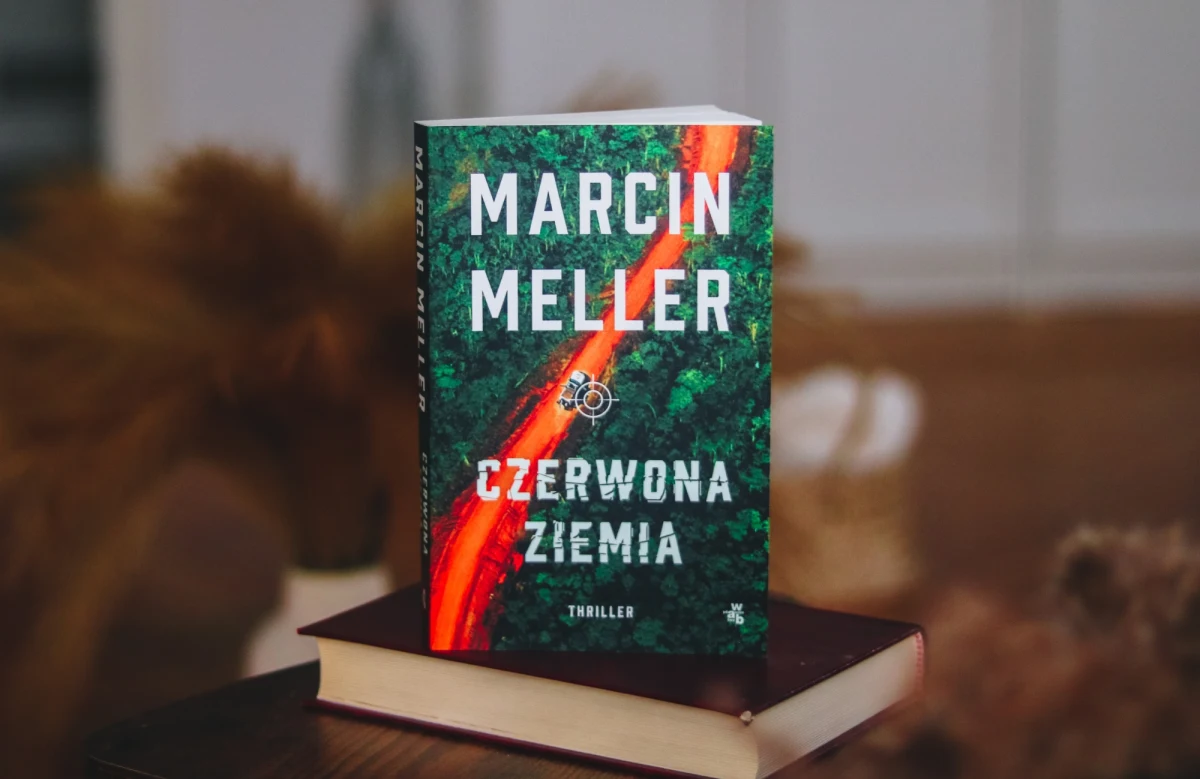 "To powieść sensacyjno-przygodowa o ojcu, który próbuje odkupić swoje winy wobec syna. Ale też opowieść o wielkiej miłości, tęsknocie i Afryce. Mam nadzieję, że zarwiecie noc albo dwie."  Tak o swojej książce pisze Marcin Meller. "Czerwona ziemia" w księgarniach od 1 czerwca 2022 r.