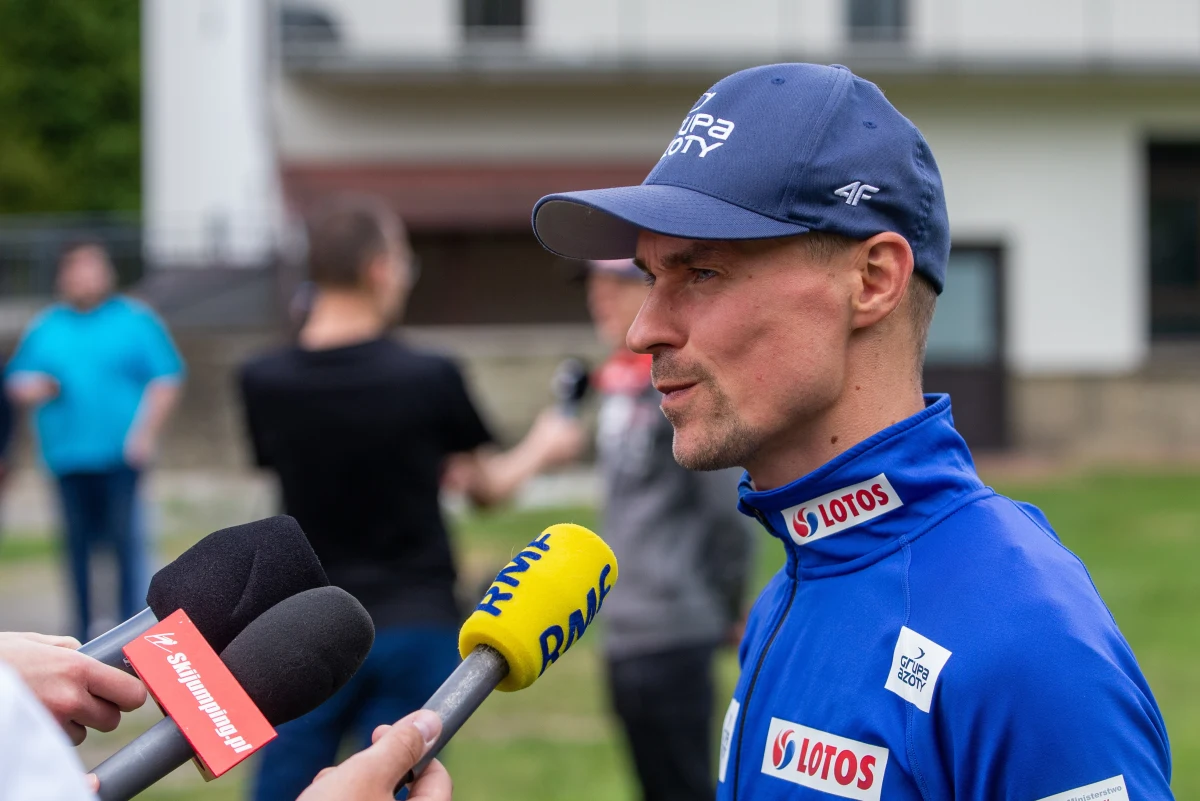 Pod okiem nowego trenera, Austriaka Thomasa Thurnbichlera najlepsi polscy skoczkowie narciarscy do piątku trenowali w Szczyrku. Jak powiedział Dawid Kubacki szkoleniowiec zaskoczył ich metodami pracy. W trakcie lotu musieli... rozwiązywać proste zadania matematyczne czy śpiewać.