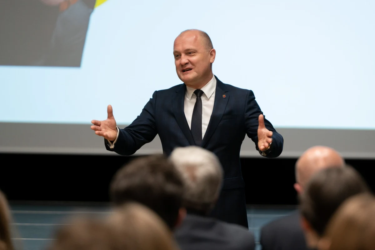 Prezydent Szczecina Piotr Krzystek ma odłożone około 45 tys. złotych. Przez rok na jego koncie przybyło 5 tysięcy. Ubyło za to 2 tys. euro. Według tegorocznego oświadczenia włodarz Szczecina ma 5 tys. euro oszczędności.

