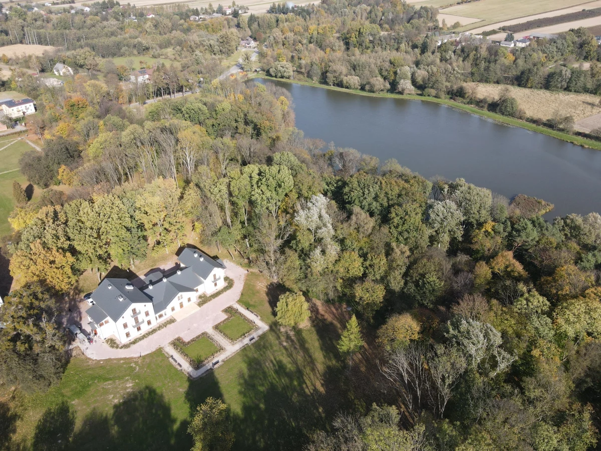 Zabytkowe kościoły w Lublinie i Tarnogrodzie oraz dwory w Ciechankach Łańcuchowskich i Rybczewicach zostały uznane za najstaranniej odnowione w ubiegłym roku zabytki w Lubelskiem. Ich gospodarze zostali w piątek nagrodzeni w ramach 23. Wojewódzkiego Otwartego Konkursu „Laur Konserwatorski”.