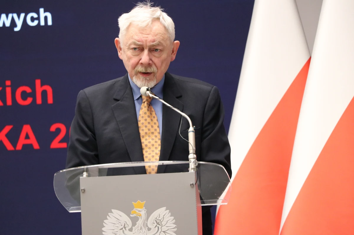 454 tys. zł to dochody, jakie osiągnął w zeszłym roku prezydent Krakowa Jacek Majchrowski. Ma też 1 mln 792 tys. 986 oszczędności w złotówkach, dom i trzy działki - wynika z oświadczenia majątkowego, które złożył.

