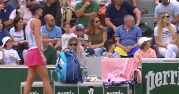 "Jestem zażenowana. Przepraszam" - rumuńska tenisistka ubolewa z powodu incydentu, którego była sprawczynią. Podczas meczu na Roland Garros wpadła w złość, rzuciła rakietą o kort, ta odbiła się i uderzyła w twarz siedzącego na widowni chłopca - podaje "Sky Sports".