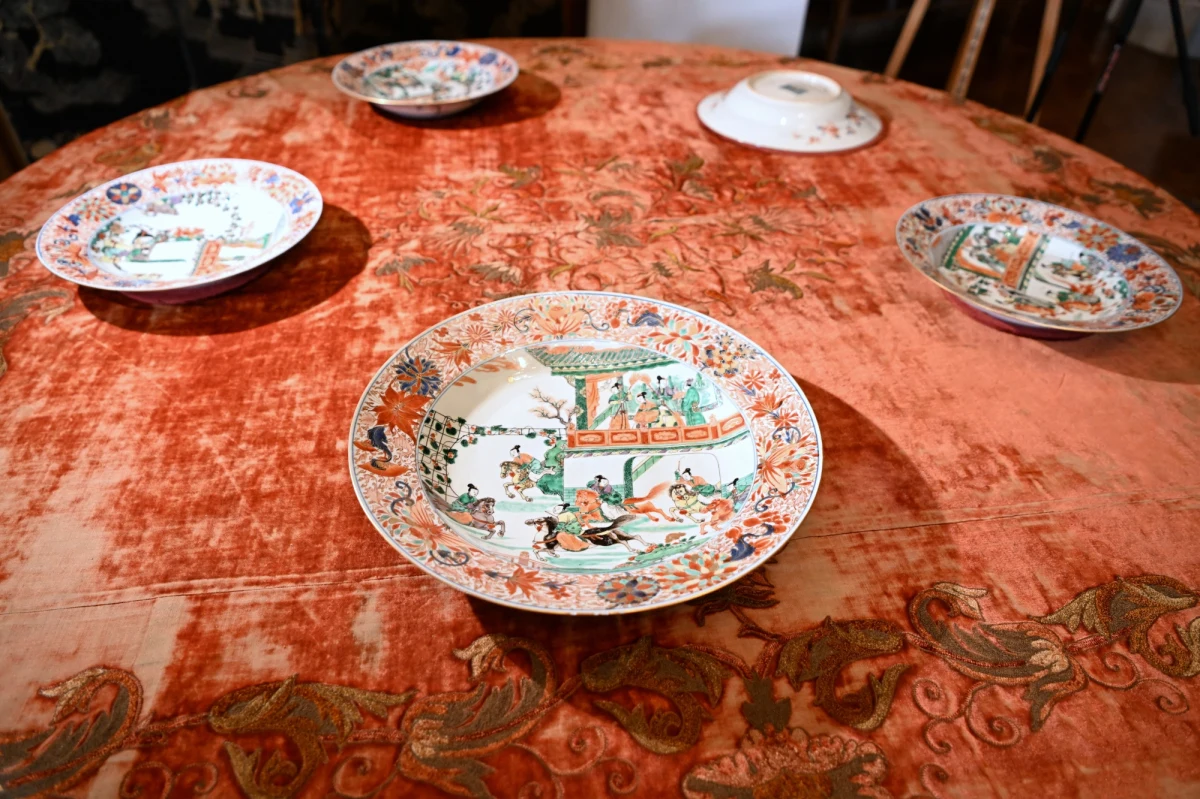 XVII-wieczny porcelanowy serwis, który cesarz chiński podarował Janowi III Sobieskiemu, wrócił do muzeum w Łańcucie, czyli do domu - powiedział minister kultury Piotr Gliński na briefingu prasowym połączonym z prezentacją nowych nabytków Muzeum-Zamku w Łańcucie.