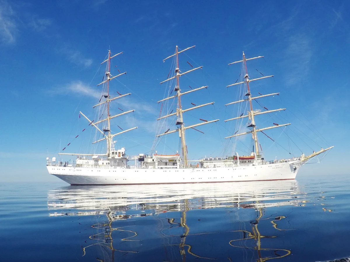 Już w ten weekend Dni Otwarte Daru Młodzieży. Szkolny statek Uniwersytetu Morskiego w Gdyni, udostępni swój pokład dla zwiedzających 28-29 maja, w sobotę w godz. 11.00 - 15.00, w niedzielę w godz. 11.00 - 17.00. Znana na całym świecie biała fregata cumuje przy Nabrzeżu Pomorskim w Gdyni. W lipcu tego roku Dar Młodzieży obchodzi swoje 40-lecie.