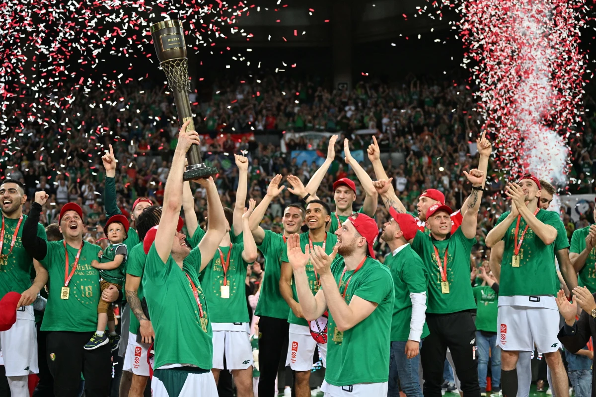 ​Koszykarze Śląska Wrocław pokonali Legię Warszawa 90:77 (27:11, 6:27, 28:14, 29:25) w piątym meczu finału i zdobyli mistrzostwo Polski, wygrywając rywalizację 4-1. To ich 18. tytuł i pierwszy od 2002 roku.