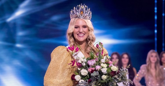 ​Krystyna Sokołowska z Białegostoku zdobyła w piątek tytuł Miss Polonia, zwyciężając w rywalizacji 20 uczestniczek finałowej gali we Włocławku. Bursztynową koronę otrzymała z rąk zeszłorocznej zwyciężczyni konkursu Natalii Gryglewskiej.