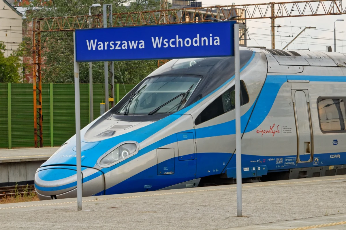 W godzinach porannych dźwig uszkodził sieć trakcyjną między stacjami Warszawa Zachodnia i Warszawa Włochy. Pociągi kursują z opóźnieniem. Utrudnienia mogą potrwać do godzin wieczornych. 