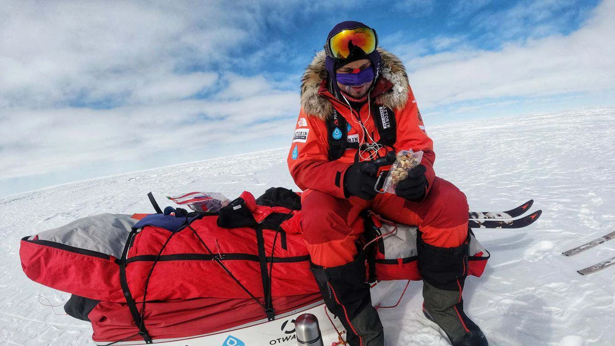 "Za 8-9 dni powinniśmy stanąć na wschodnim wybrzeżu Grenlandii, gdzie zakończy się nasza wyprawa" - mówi w specjalnej relacji dla RMF FM Łukasz Supergan, który razem z Mateuszem Waligórą idzie przez największą wyspę świata. Chcą przejść ją w całości. Idą sami, bez wsparcia z zewnątrz, ciągnąc ekwipunek na saniach. Cała trasa liczy około 600 kilometrów. "Narzuciliśmy sobie teraz mocniejsze tempo. Staramy się wędrować przez 11-12 godzin dziennie i pokonywać w tym czasie 25 kilometrów" - opowiada podróżnik.