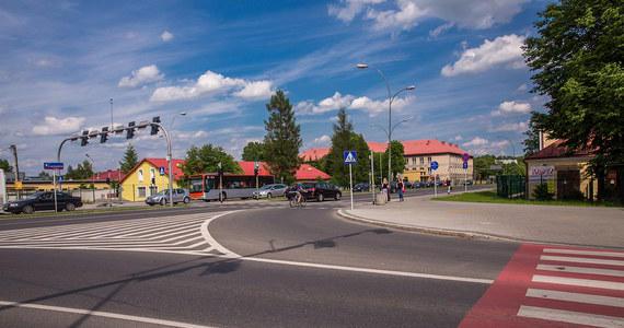 Na wszystkich rzeszowskich skrzyżowaniach z sygnalizacją świetlną wprowadzona zostanie automatyczna detekcja ruchu. Dzięki niej piesi i rowerzyści zbliżający się do przejścia nie będą musieli wciskać przycisków. Będą wykrywani automatycznie przez system, który uruchomi procedurę zmiany świateł.