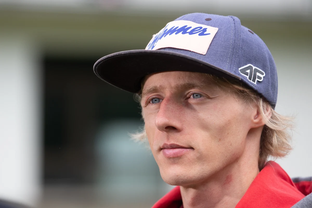 Polscy skoczkowie mają za sobą pierwsze zgrupowanie pod wodzą nowego trenera. Austriak Thomas Thurnbichler zaskoczył naszych skoczków. W czasie pierwszych zajęć na skoczni w Szczyrku musieli oni w czasie lotu rozwiązywać zadania matematyczne czy śpiewać. "Jak zobaczyłem plan na to, co mamy robić, to powiedziałem, że tego się nie da zrobić i ja się zabiję na skoczni. Mimo to jednak poszliśmy na skocznię, robiliśmy to. To najlepiej pokazuje, na jakim poziomie jest zaufanie. Na pewno będzie się ono jeszcze powiększało z czasem" - relacjonował Dawid Kubacki. Z brązowym medalistą igrzysk olimpijskich na początku przygotowań do nowego sezonu rozmawiał Wojciech Marczyk z redakcji sportowej RMF FM. 