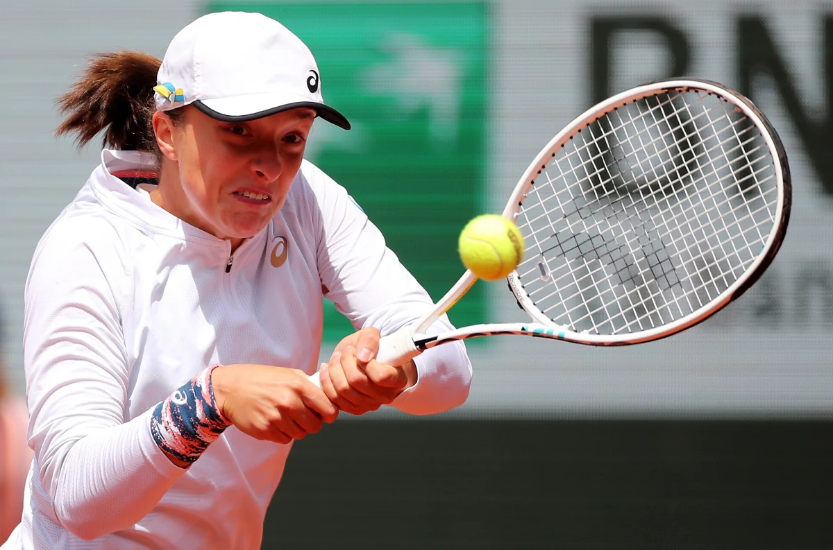 Iga Świątek awansowała do 1/8 finału turnieju Rolanda Garrosa w Paryżu. Pokonując w trzeciej rundzie reprezentantkę Czarnogóry Dankę Kovinić 6:3, 7:5, Polka wygrała 31. spotkanie z rzędu. Rywalka jednak postawiła trudne warunki.