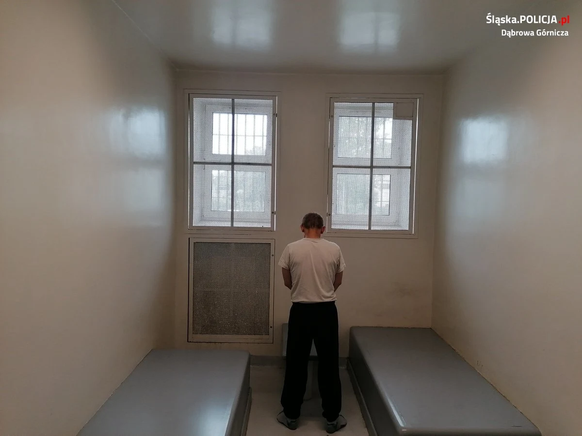 W ręce dąbrowskich policjantów wpadł 36-letni mężczyzna, w mieszkaniu którego znaleziono blisko 1500 porcji dilerskich amfetaminy oraz 40 działek suszu marihuany. Katowiccy policjanci z kolei zatrzymali mieszkańca Knurowa, który posiadał marihuanę. Można było z niej przygotować prawie 1,7 tys. „działek” dilerskich.