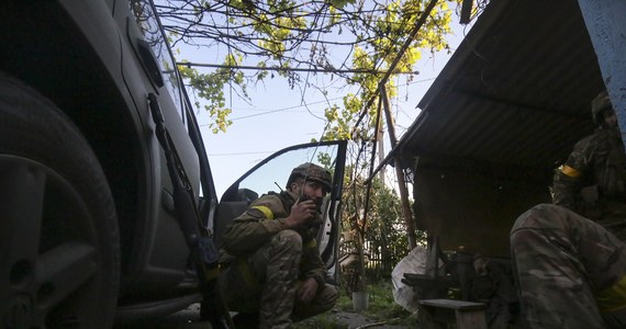 Jedna osoba zginęła, a sześć zostało rannych w ostrzale Mikołajowa. Olaf Scholz i Emmanuel Macron rozmawiali telefonicznie z Władimirem Putinem. Rozmowa dotyczyła wojny w Ukrainie: możliwości negocjacji pokojowych, sytuacji humanitarnej i dostaw broni. Na 15 lat więzienia został skazany Ukrainiec, który ujawnił Rosjanom pozycje obiektów wojskowych. Ministerstwo obrony Ukrainy zdementowało doniesienia o możliwym powtórnym rosyjskim natarciu na Kijów. Były prezydent Ukrainy Petro Poroszenko nie został wypuszczony z kraju. Najważniejsze wydarzenia z 94. dnia rosyjskiej inwazji na Ukrainę znajdziecie w naszym podsumowaniu dnia.