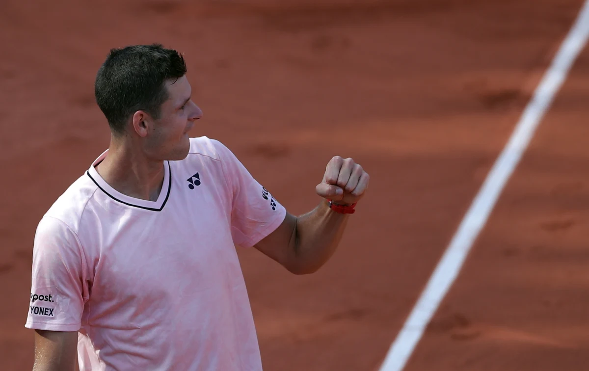 W czterech wcześniejszych startach Hubert Hurkacz nigdy nie przebrnął drugiej rundy wielkoszlemowego French Open. W sobotę w Paryżu awansował do 1/8 finału. "Czuję się bardziej komfortowo na mączce" - przyznał polski tenisista.