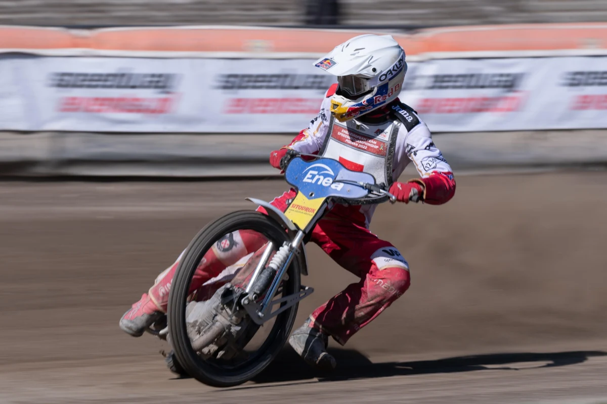 Słowak Martin Vaculik wygrał żużlową Grand Prix Czech w Pradze, trzecią rundę indywidualnych mistrzostw świata. Maciej Janowski został wykluczony w finale za dotknięcie taśmy, natomiast lider klasyfikacji generalnej cyklu Bartosz Zmarzlik odpadł w półfinale.