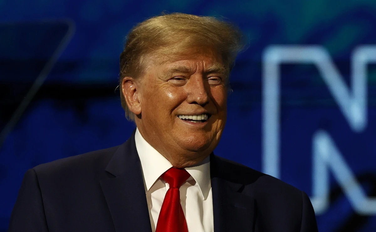 "Jedynym sposobem na powstrzymanie złego faceta z bronią jest dobry facet z bronią" - uważa Donald Trump. Były prezydent USA, a także senator Ted Cruz i inni Republikanie odrzucili wezwania do zaostrzenia przepisów o broni palnej. 