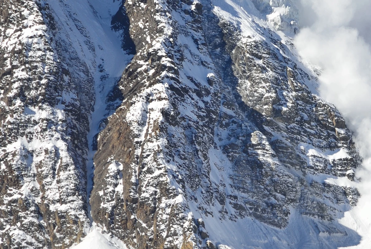 Mały samolot cywilny z 22 osobami na pokładzie zaginął w niedzielę w górskich regionach Nepalu.