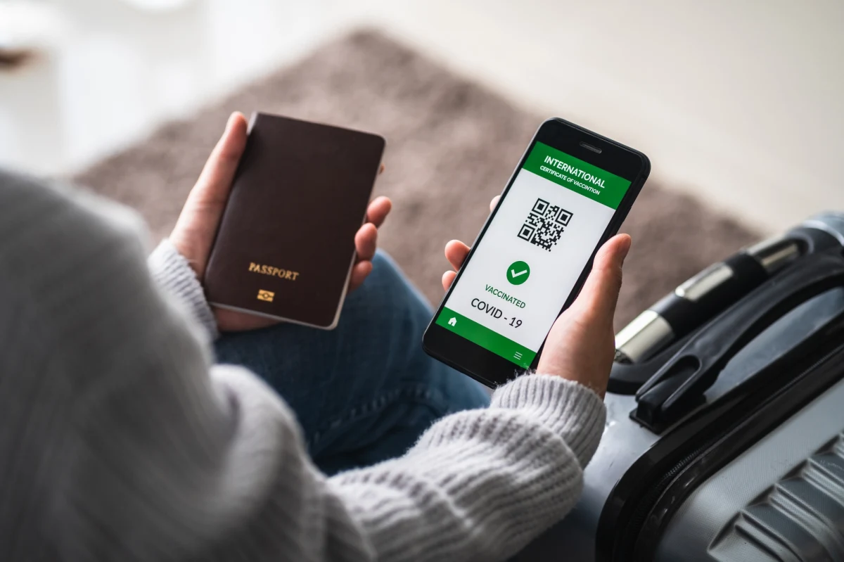 W okresie letnim bez certyfikatów covidowych można polecieć do Meksyku, Jordanii i Izraela, a także do większości krajów Unii Europejskiej. Dowód zaszczepienia przeciwko Covid-19, przejścia tej choroby lub test wymagany jest wciąż przy wjeździe do Francji, Portugalii, Hiszpanii, Włoch, Turcji oraz na Cypr i Maltę.