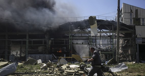 Rosjanie zwożą zwłoki ludzi do jednego z supermarketów w Mariupolu - poinformował w niedzielę Petro Andriuszczenko, doradca mera tego okupowanego przez siły rosyjskie miasta. Opublikował zdjęcie przedstawiające ciała leżące przy sklepowych kasach.