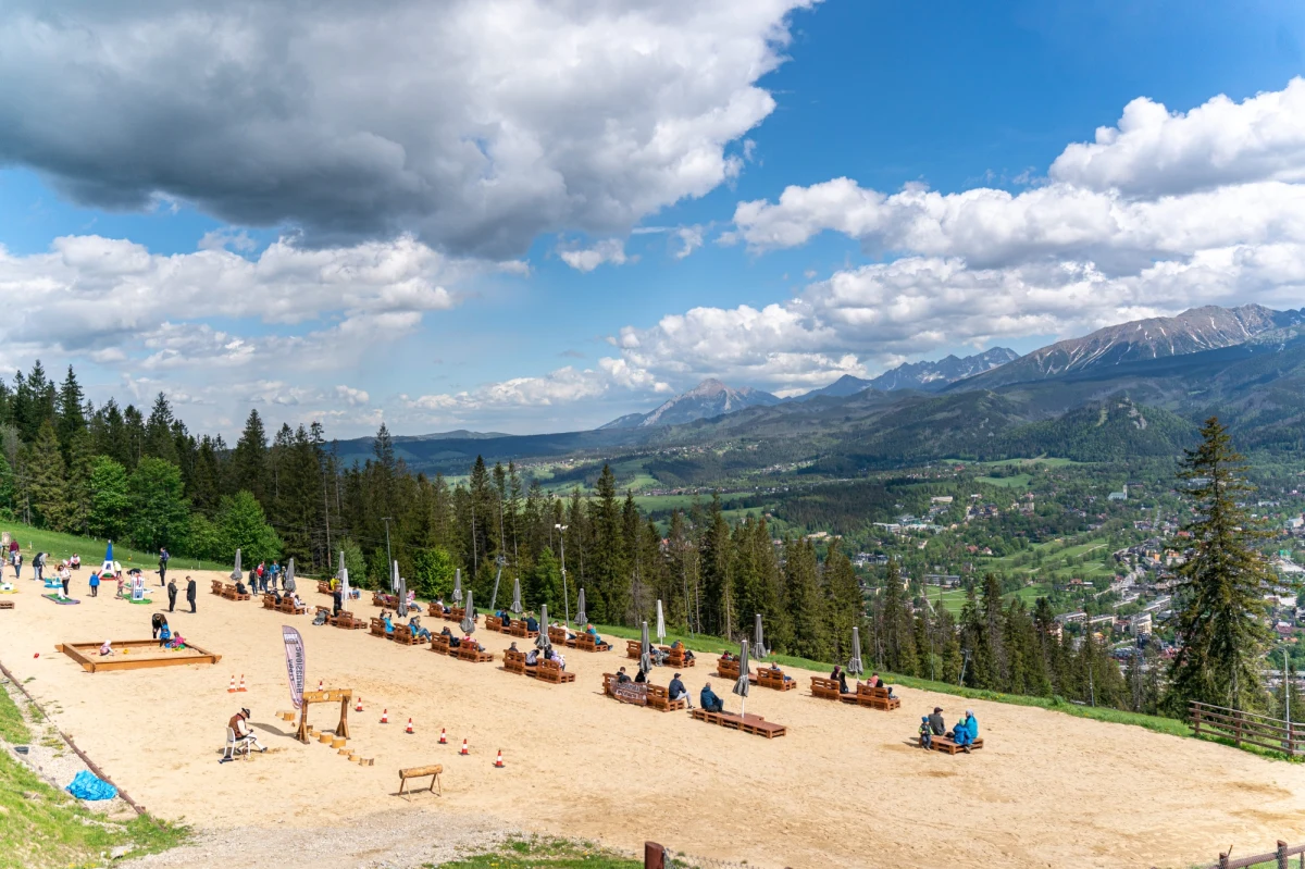 Na miesiąc przed sezonem wakacyjnym w zakopiańskich hotelach oraz kwaterach są jeszcze wolne miejsca, zwłaszcza na pierwszą połowę lipca. Najbardziej oblegane terminy z kolei, to połowa sierpnia