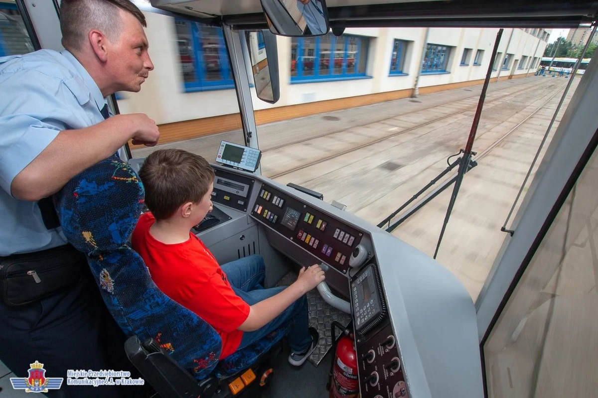 Możliwość poprowadzenia tramwaju, przejazd przez myjnie, czy podróż wagonem zabytkowym – takie atrakcje czekają najmłodszych w niedzielę podczas Dnia Dziecka organizowanego przez MPK. Impreza rozpocznie się od parady tramwajów zabytkowych,