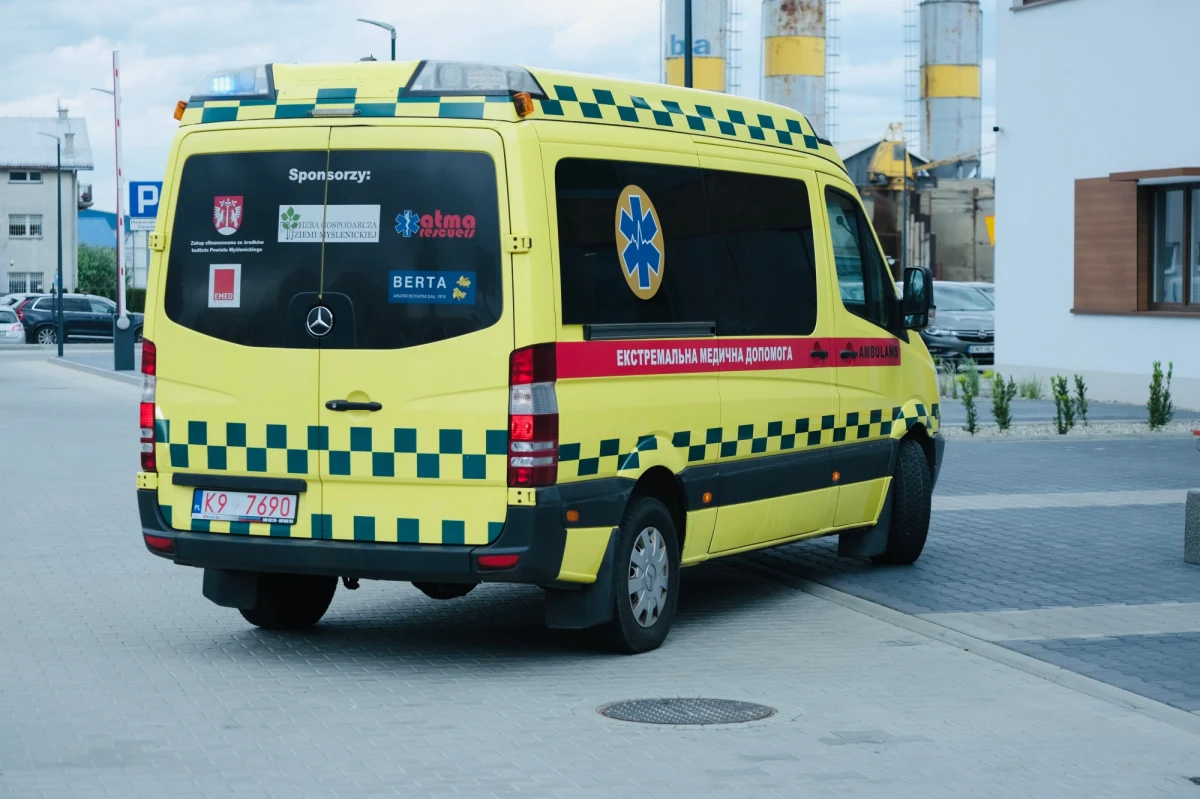 Mieszkańcy powiatu myślenickiego kolejny już raz zaangażowali się w pomoc dla zaatakowanej przez Rosję Ukrainy. Tym razem zakupili karetkę ze specjalistycznym sprzętem, która trafi do jednego ze szpitali w obwodzie rówieńskim. 
