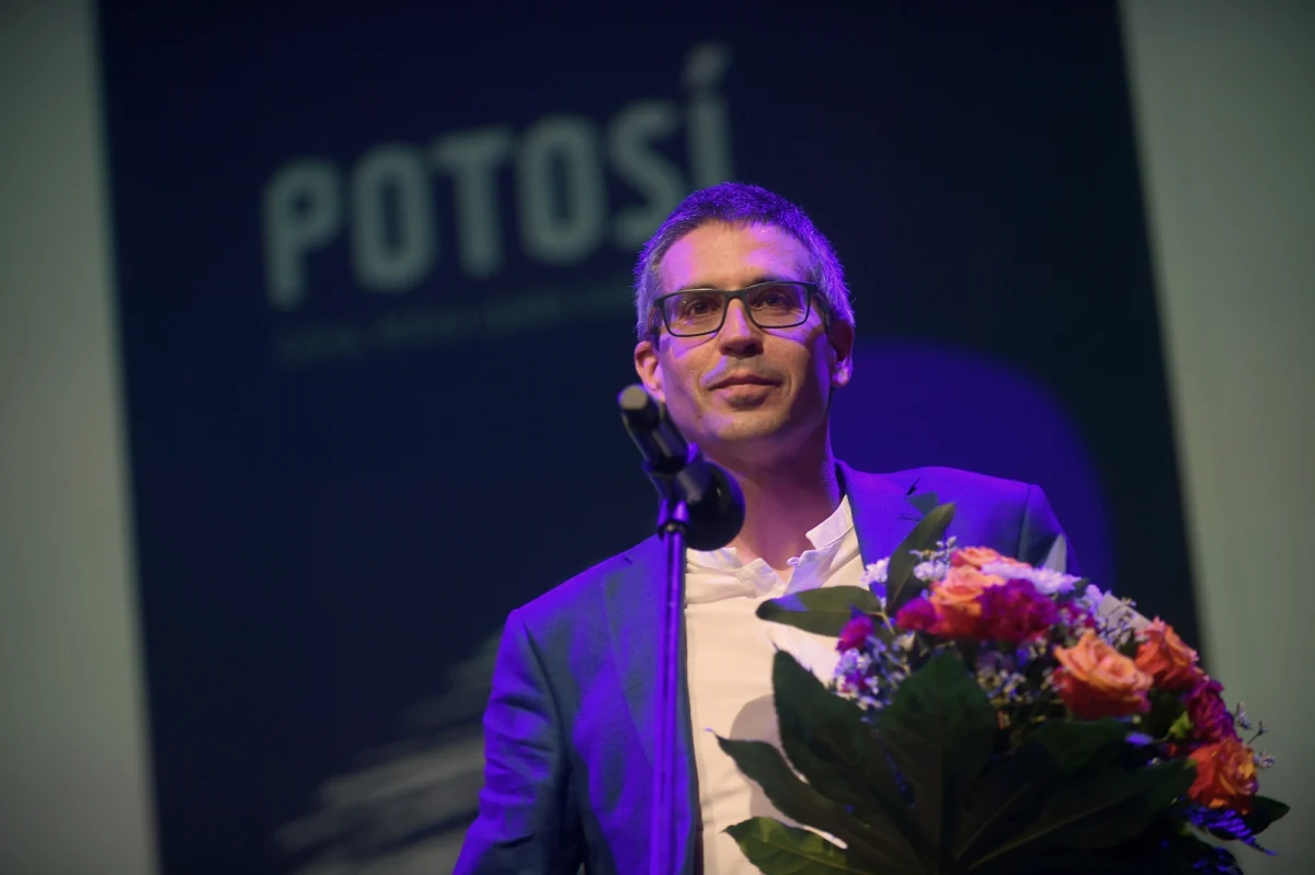 Ander Izagirre - hiszpański pisarz i reportażysta - odebrał Nagrodę im. Ryszarda Kapuścińskiego za reportaż literacki „Potosi. Góra, która zjada ludzi”. Książka opowiada o nastolatce pracującej w kopalni srebra mieszczącej się w tytułowej górze Potosi w Boliwii. Jej historia jest okazją do opisania wyzysku boliwijskiej ludności przez firmy zajmujące się wydobyciem cennych surowców. 