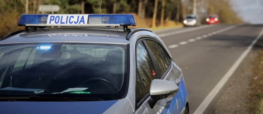 Prawie 1,5 promila alkoholu miał we krwi 25-latek zatrzymany w Starorypinie Prywatnym (woj. kujawsko-pomorskie). W wyniku jego nieodpowiedzialnego zachowania za kierownicą dwie osoby trafiły do szpitala. 