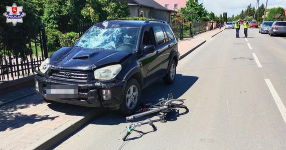 45-letnia kobieta, która przewoziła na rowerze swoje dziecko, znajduje się w bardzo ciężkim stanie po potrąceniu przez samochód w Krasnymstawie (Lubelskie). Według ustaleń policji, kierująca autem 59-latka miała 2,5 promila alkoholu w organizmie. 3-letni chłopczyk także znajduje się w szpitalu.