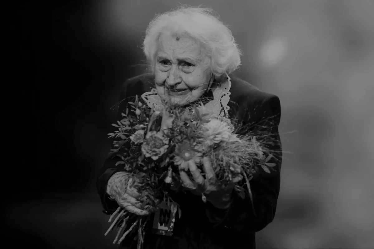 "Na Wieczną Wartę odeszła Pani Major Maria Mirecka-Loryś, wybitna działaczka obozu narodowego, Komendantka Narodowego Zjednoczenia Wojskowego Kobiet" - poinformował na Twitterze szef Urzędu ds. Kombatantów i Osób Represjonowanych Jan Józef Kasprzyk. Mirecka-Loryś miała 106 lat.