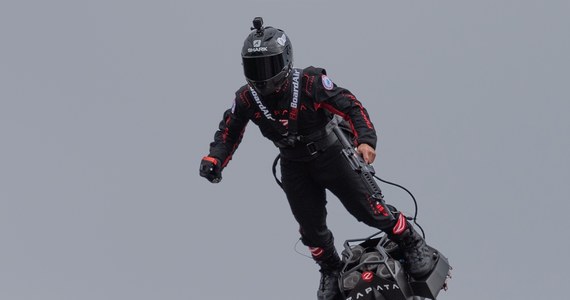 Franky Zapata, francuski wynalazca znany jako "latający człowiek", miał wypadek podczas lotu pokazowego na swoim flyboardzie. Jak informuje BBC, mężczyzna trafił do szpitala. 