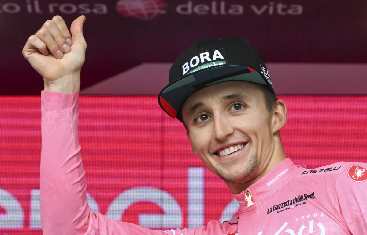 Australijczyk Jai Hindley (Bora-Hansgrohe) został zwycięzcą 105. edycji wyścigu kolarskiego Giro d'Italia. Drugie miejsce zajął Ekwadorczyk Richard Carapaz (Ineos Grenadiers), a trzecie - Hiszpan Mikel Landa (Movistar).