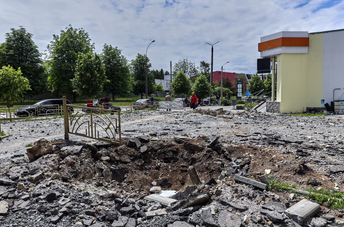 Wołodymyr Zełenski odwiedził żołnierzy na froncie w obwodzie charkowskim. Kilka godzin po wizycie prezydenta Ukrainy w Charkowie miała miejsce seria eksplozji. W obwodzie kijowskim znaleziono ciało bestialsko pobitego cywila. Z kolei z Mariupola w ciągu tygodnia wywieziono 3 tys. ludzi do obozu filtracyjnego. Tysiące żołnierzy z samozwańczych republik ludowych złożyło broń - poinformowała ukraińska rzeczniczka praw człowieka. Węgry nadal blokują nałożenie embarga na rosyjską ropę. Najważniejsze wydarzenia z 95. dnia rosyjskiej inwazji na Ukrainę znajdziecie w naszym podsumowaniu dnia.