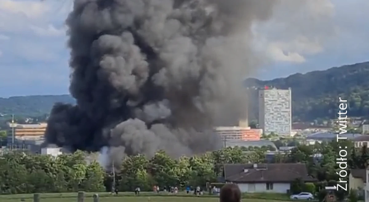 W obiekcie przemysłowym w miejscowości Spreitenbach w kantonie Argowia, nieopodal Zurychu w Szwajcarii, wybuchł duży pożar. Wysokość płomieni sięgała nawet 30 metrów - poinformował lokalny dziennik "Aargauer Zeitung". Udzielono pomocy trzem osobom, które zatruły się dymem.