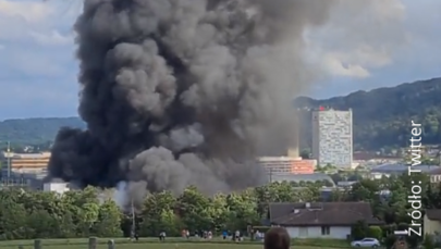​Potężny pożar i seria wybuchów w obiekcie przemysłowym. Wiatr utrudnia akcję służb