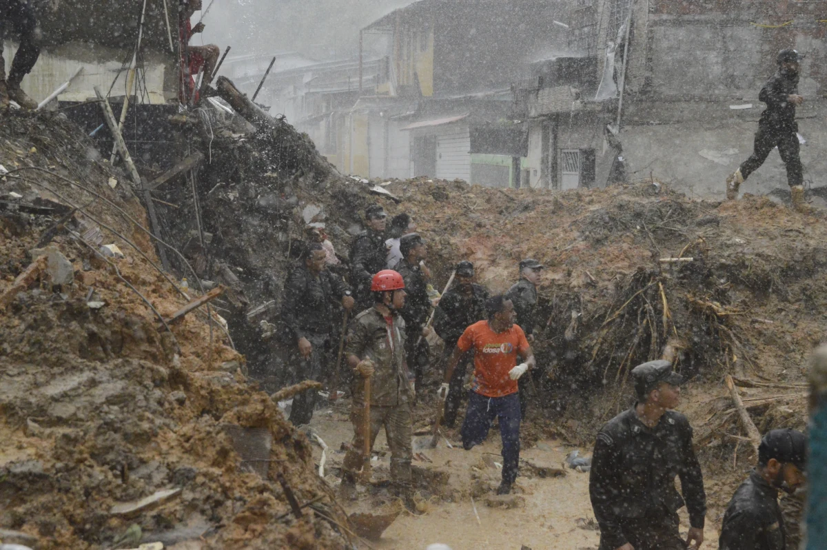 Według  raportu opublikowanego przez władze w niedzielę, ulewne deszcze, które od wtorku spowodowały powodzie i lawiny błotne w regionie Recife w północno-wschodniej Brazylii, spowodowały śmierć co najmniej 84 osób, 56 uznaje się za zaginione.