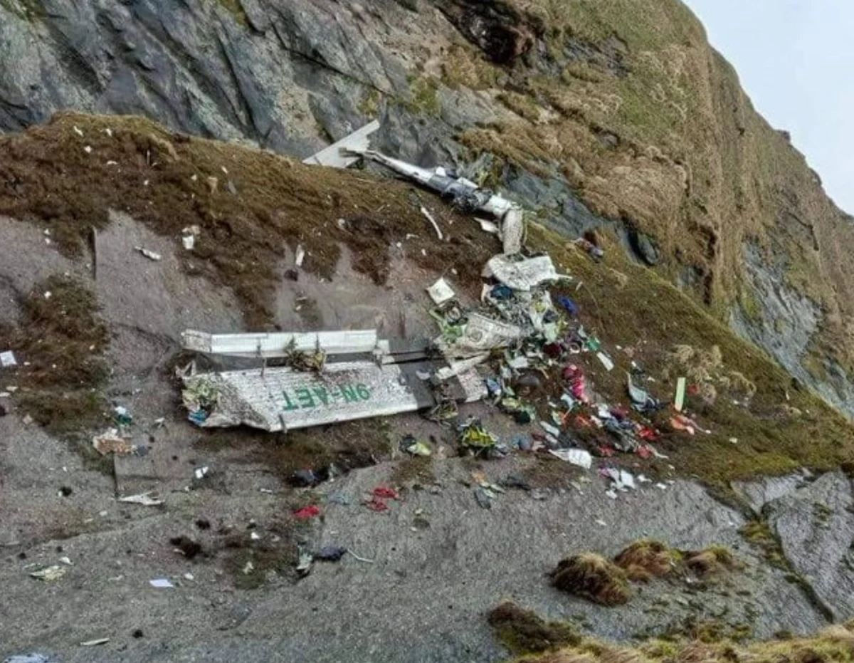 Wrak samolotu przewożącego 22 osoby, który w niedzielę zniknął z radarów kontroli lotów został odnaleziony - poinformowała w poniedziałek nepalska armia. Jego fragmenty są rozrzucone na zboczu góry - podkreślają wojskowi. 