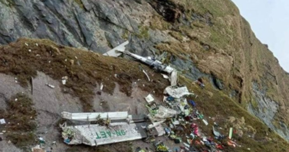 Wrak samolotu przewożącego 22 osoby, który w niedzielę zniknął z radarów kontroli lotów został odnaleziony - poinformowała w poniedziałek nepalska armia. Jego fragmenty są rozrzucone na zboczu góry - podkreślają wojskowi. 