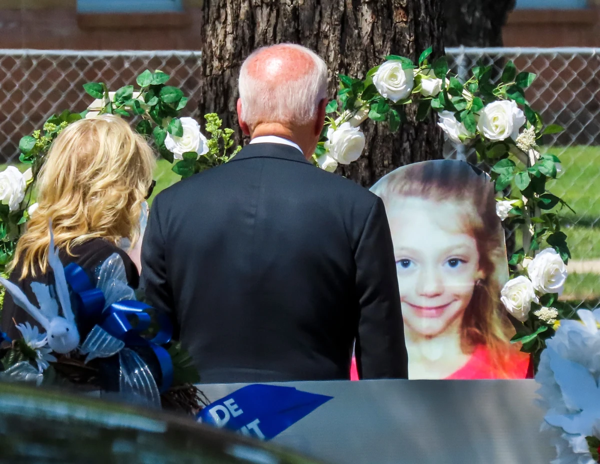 Prezydent Joe Biden i Jill Biden uczcili wczoraj ofiary masakry w teksańskim Uvalde starając się przynieść pociechę ich rodzinom. Departament Sprawiedliwości USA zapowiedział wszczęcie dochodzenia w sprawie opóźnionej reakcji organów ścigania na strzelaninę.