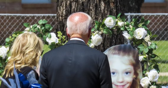 Prezydent Joe Biden i Jill Biden uczcili wczoraj ofiary masakry w teksańskim Uvalde starając się przynieść pociechę ich rodzinom. Departament Sprawiedliwości USA zapowiedział wszczęcie dochodzenia w sprawie opóźnionej reakcji organów ścigania na strzelaninę.