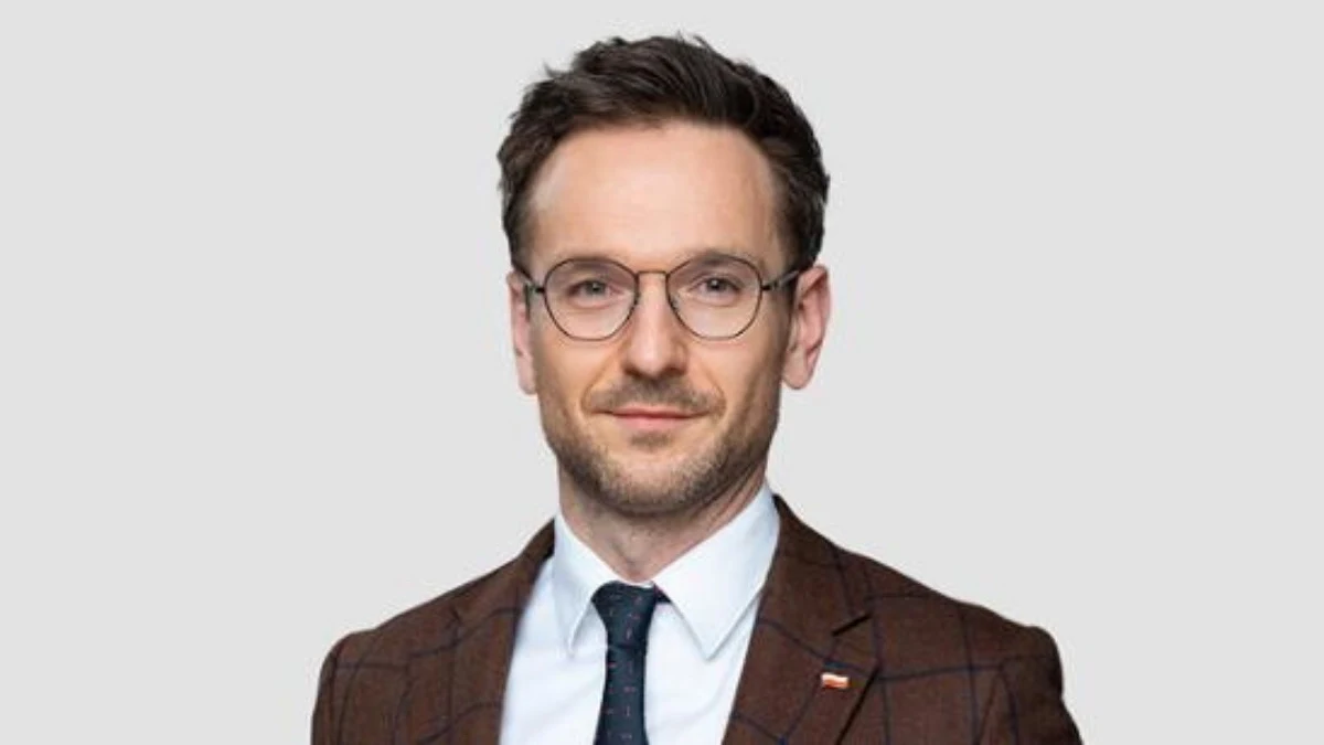 „Obserwuję jak się rozliczają inne kraje członkowskie. Regularne płatności otrzymały dopiero 4 kraje, więc jak sądzę, komisja jest dość skrupulatna w stosunku do większości krajów europejskich i myślę, że w naszym przypadku jakieś szczególnej taryfy ulgowej nie będzie, ale to nie powód, żeby twierdzić, że my żadnych środków nie otrzymamy. Będziemy wyjaśniać, rozmawiać i jak sądzę, te środki wpłyną w tym czasie o którym mówię” - powiedział w Rozmowie w południe w RMF FM minister rozwoju i technologii Waldemar Buda pytany o pieniądze, które ma otrzymać Polska z Krajowego Planu Odbudowy.