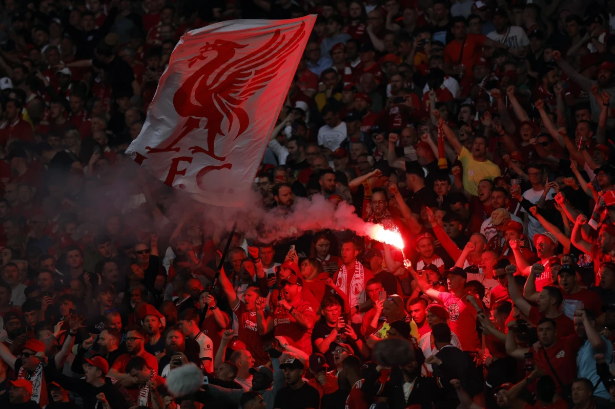 Francuska minister sportu Amelie Oudea-Castera powiedziała, że to próbujący się dostać na stadion bez ważnych biletów kibice Liverpoolu byli odpowiedzialni za zamieszanie przed sobotnim finałem piłkarskiej Ligi Mistrzów w podparyskim Saint-Denis.