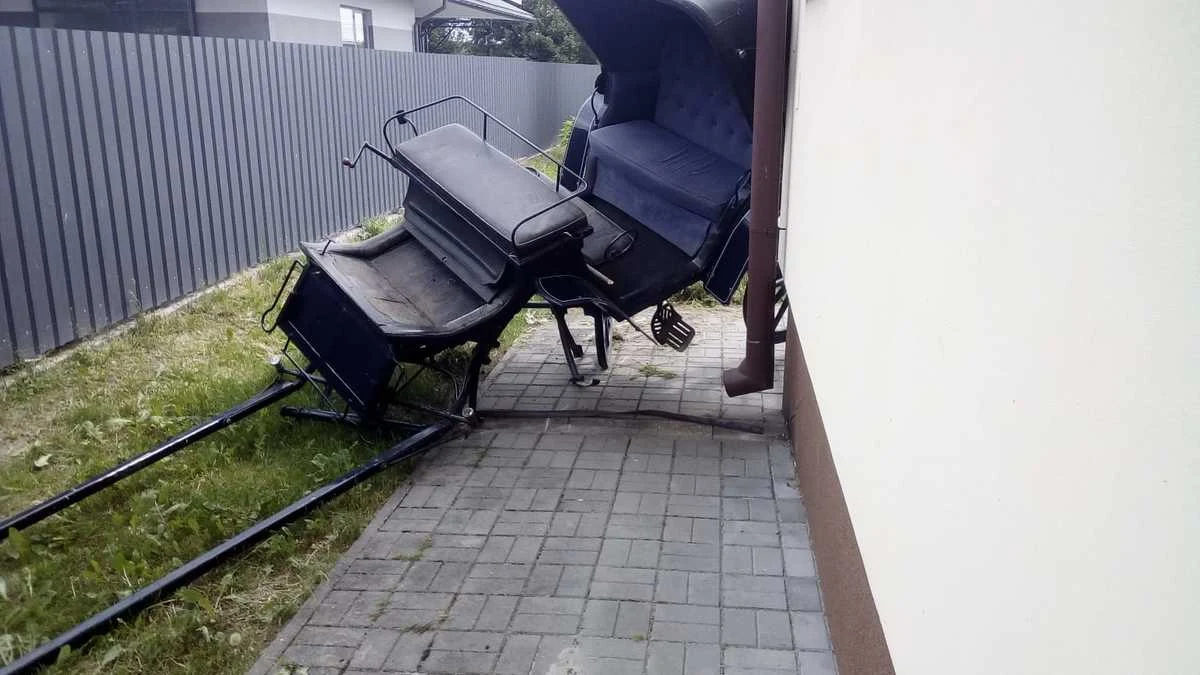 W trakcie przejażdżki w miejscowości Załuże w powiecie lubaczowskim, z niewiadomych przyczyn część bryczki wypięła się i uderzyła konia w tylne nogi. Zwierzę się spłoszyło a pasażerowie wraz z woźnicą wypadli z zaprzęgu.