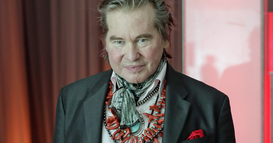 Val Kilmer powraca do wielkiego grania. Aktor, który musiał przerwać karierę przez problemy ze zdrowiem, pojawił się w jednym z największych hitów tego roku, czyli filmie "Top Gun: Maverick", powtarzając kultową rolę "Icemana" z pierwszej części serii.