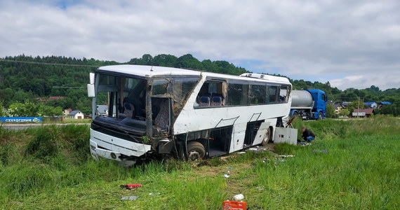 W miejscowości Roztoka w województwie małopolskim doszło do wypadku autokaru, którym podróżowało 27 osób. Jedno dziecko, dwoje opiekunów oraz kierowca zostali ranni. 