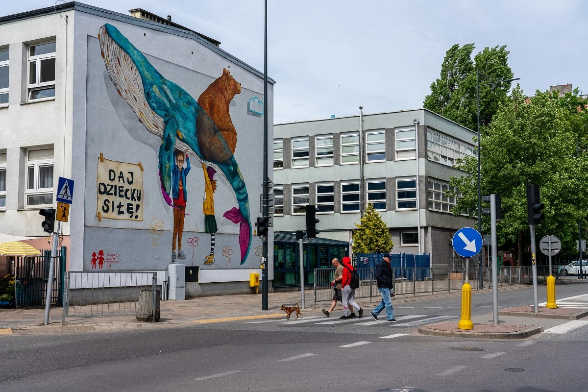 Blisko 120 m2 – taką powierzchnię zajmuje mural Fundacji Dajemy Dzieciom Siłę, który powstał na ścianie Szkoły Podstawowej przy ul. Jagiellońskiej na Pradze-Północ w Warszawie. Oficjalne odsłonięcie malowidła odbędzie się 4 czerwca podczas pikniku rodzinnego z okazji Dnia Dziecka.
