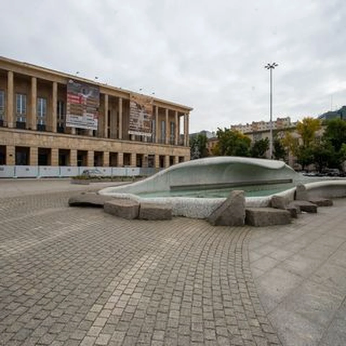 Władz Łodzi szukają architektów, którzy zaprojektują na nowo plac Dąbrowskiego. Mieszkańcy oczekują m.in. zwiększenie ilości zieleni, uporządkowanie przestrzeni z kioskami kwiaciarek oraz kwestii parkowania.
