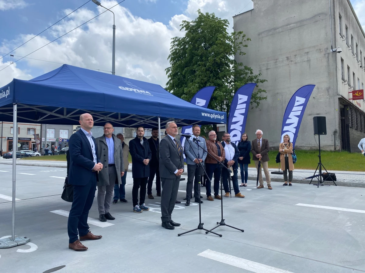 W poniedziałek oficjalnie otwarto przebudowywany od 2,5 roku pl. Dworcowy w Chyloni. Węzeł Chylonia to jeden z najważniejszych projektów  dla zachodnio-północnych dzielnic Gdyni ostatnich lat. 